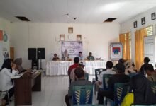 Tenaga Ahli Bupati Boltim Hamka Pontoh memberikan arahan pada Musdes Khusus Revitalisasi BUMDes Desa Bai.